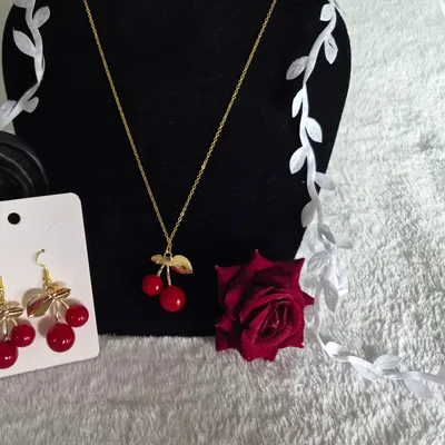 Ensemble bijoux cerise rouge et doré